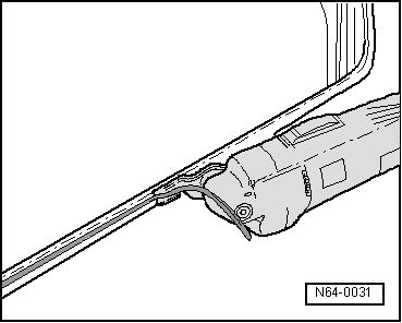 Volswagen Tiguan. Body Flange, Preparing for Glazing